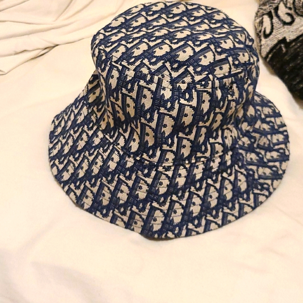 REVERSIBLE TEDDY-D SMALL BRIM BUCKET HAT